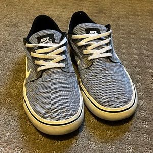 Men’s white and black Nike SB shoes (size 11)